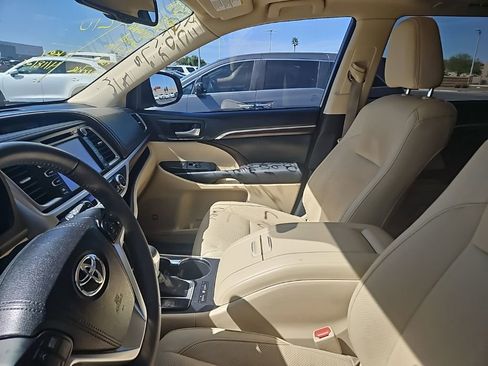 Used 2016 Toyota Highlander Limited image 5