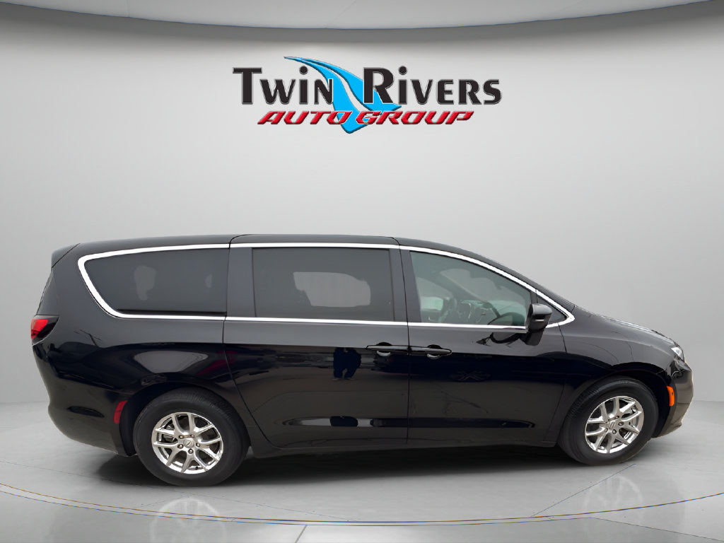 Used 2026 Chrysler Pacifica Select FWD image 5
