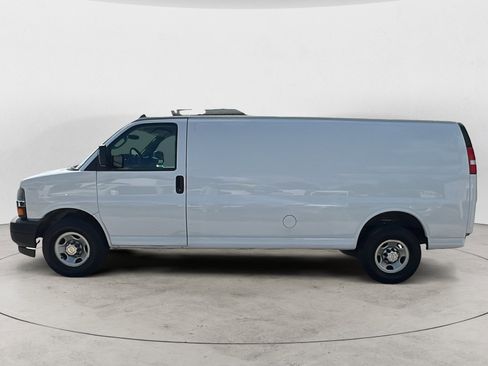 Used 2018 Chevrolet Express 2500 Extended image 3