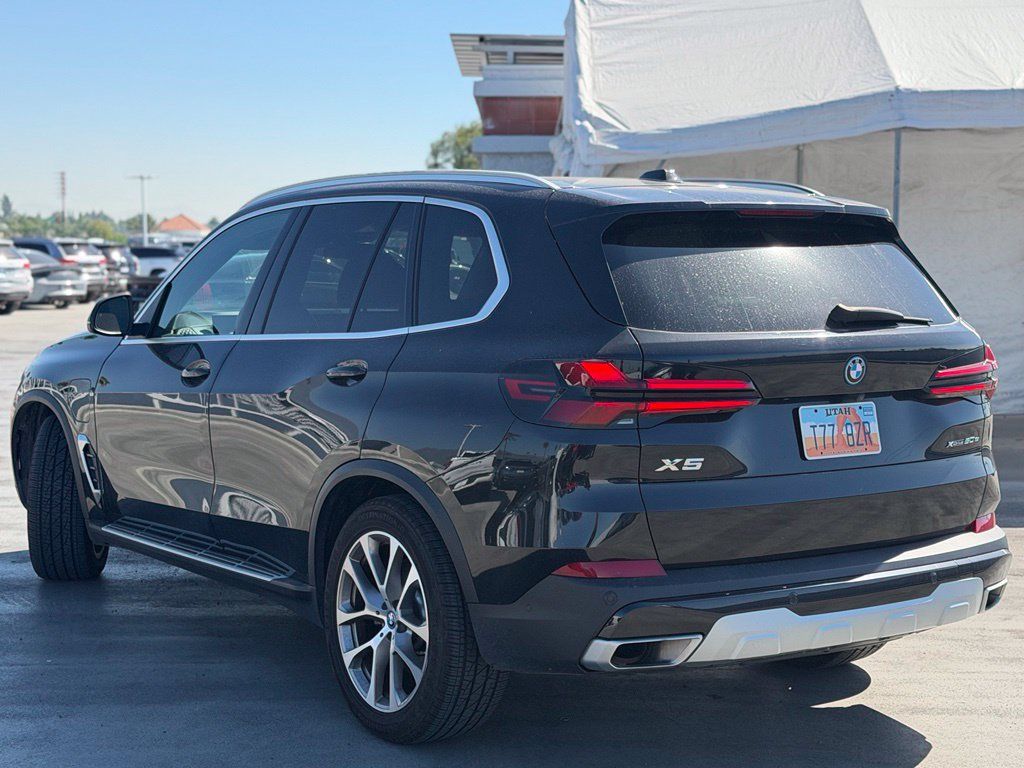 Used 2025 BMW X5 xDrive50e AWD/4WD image 3