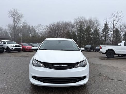 Used 2020 Chrysler Voyager L image 11