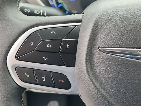 Used 2023 Chrysler Pacifica Touring-L FWD image 18