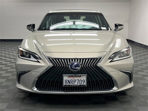 Used 2019 Lexus ES 300h w/ Luxury Package image 3