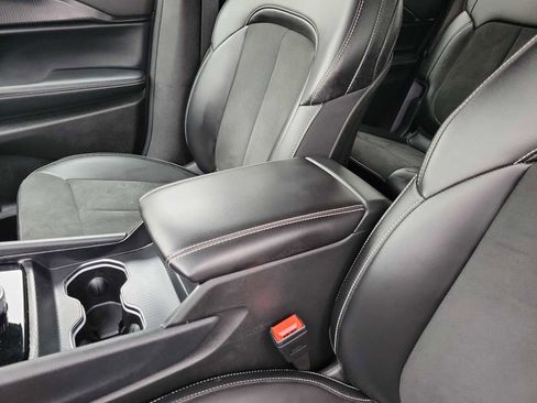 Used 2025 Jeep Grand Cherokee L Laredo image 16