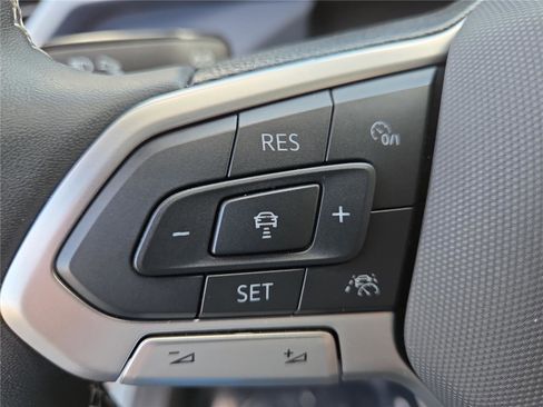 Certified 2025 Volkswagen Taos SEL image 15