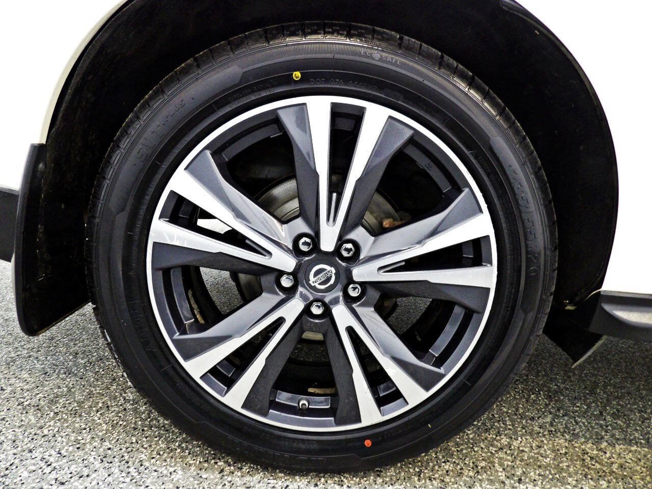 Used 2017 Nissan Pathfinder Platinum AWD/4WD image 24