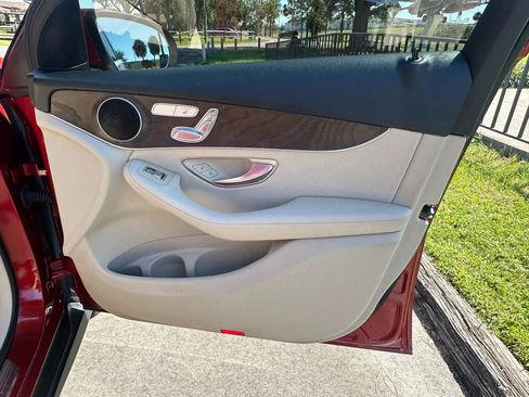 Used 2018 Mercedes-Benz GLC 300 4MATIC w/ Premium Package image 25