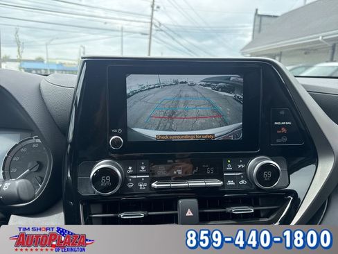 Used 2024 Toyota Highlander LE AWD/4WD image 32