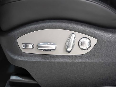 Certified 2026 Porsche Macan Turbo AWD/4WD image 24