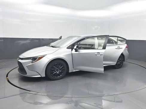 Used 2022 Toyota Corolla LE FWD image 34