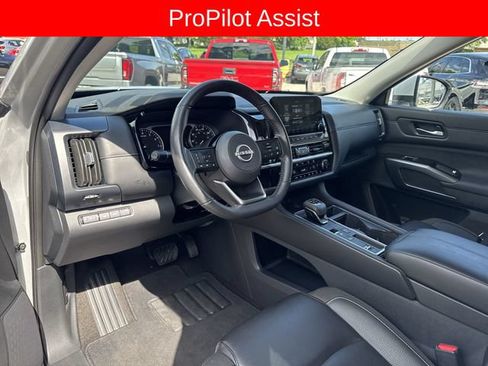Used 2025 Nissan Pathfinder SL FWD image 10