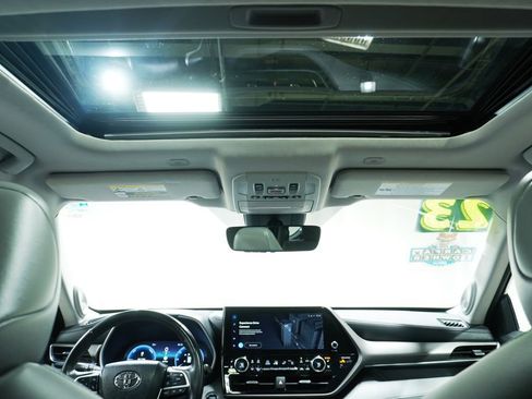 Used 2023 Toyota Highlander Limited FWD image 25