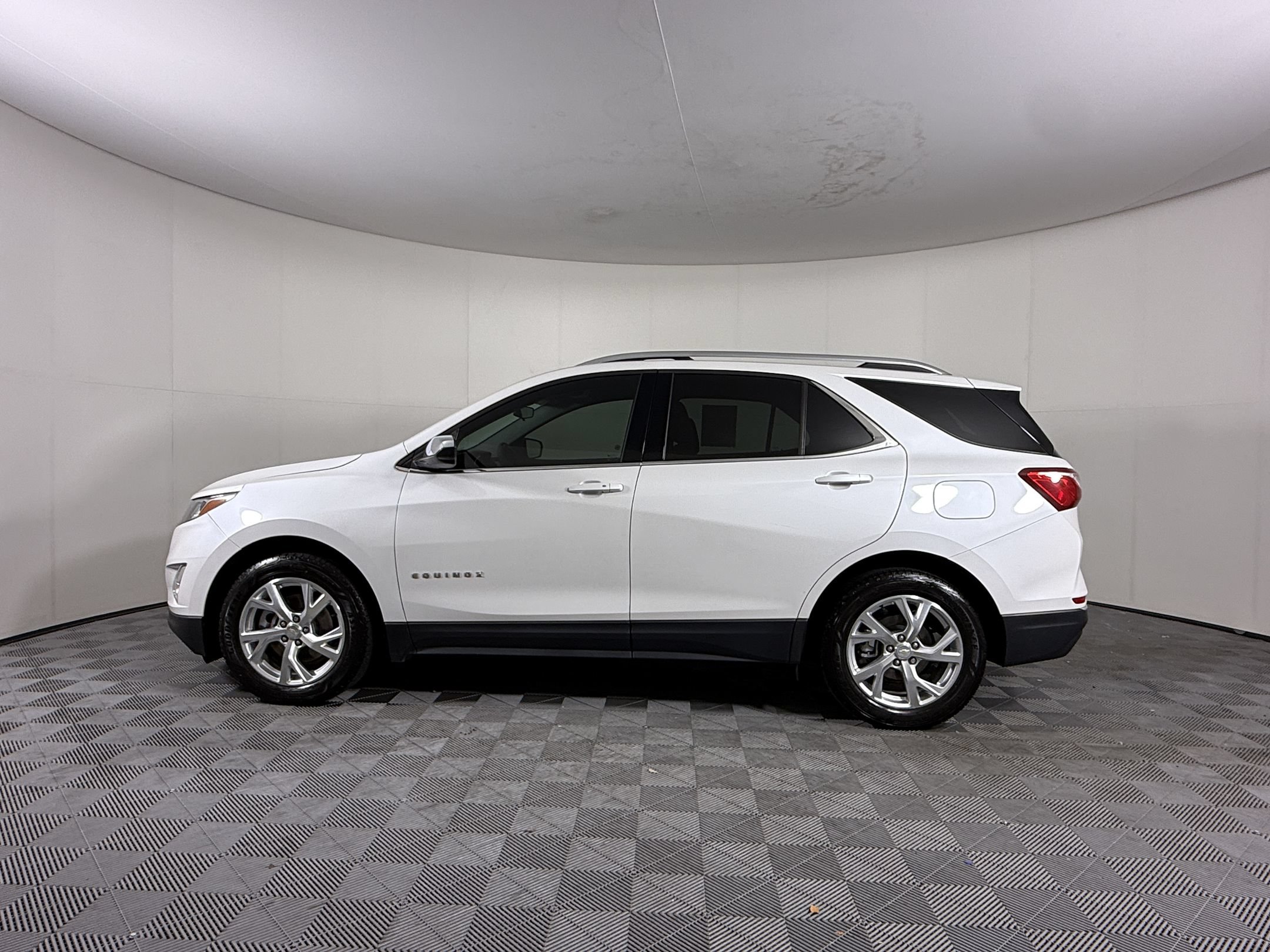 Used 2020 Chevrolet Equinox LT FWD image 2