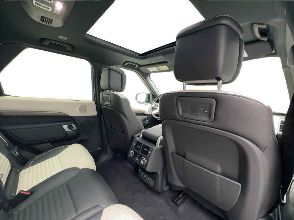 Used 2023 Land Rover Discovery Metropolitan Edition AWD/4WD image 30