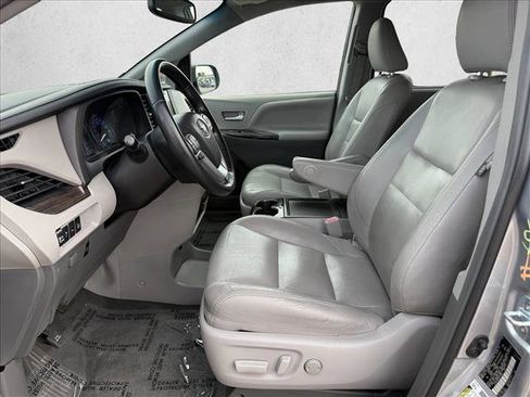 Used 2016 Toyota Sienna XLE image 10