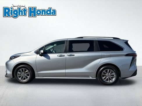 Used 2025 Toyota Sienna XLE FWD image 3