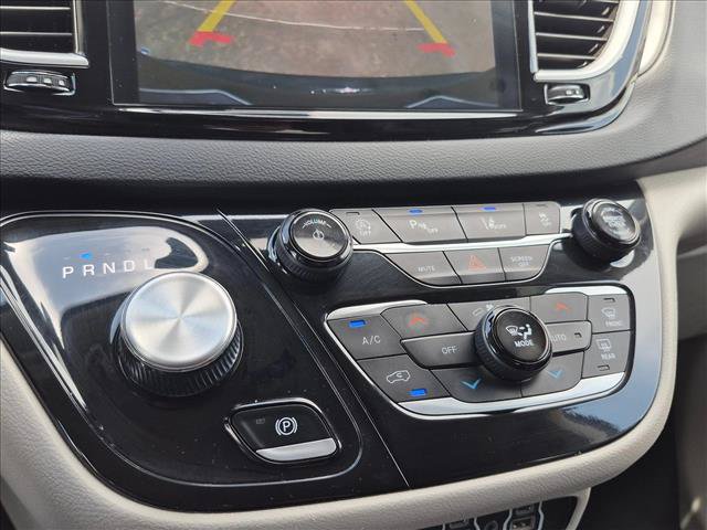 Used 2024 Chrysler Pacifica Touring-L FWD image 12