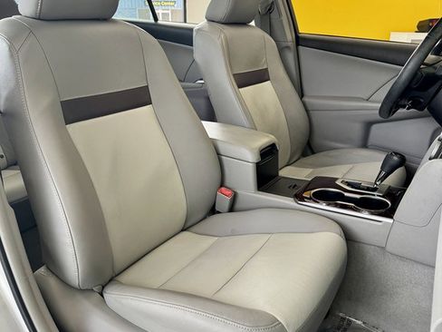 Used 2012 Toyota Camry XLE w/ Leather Pkg image 16