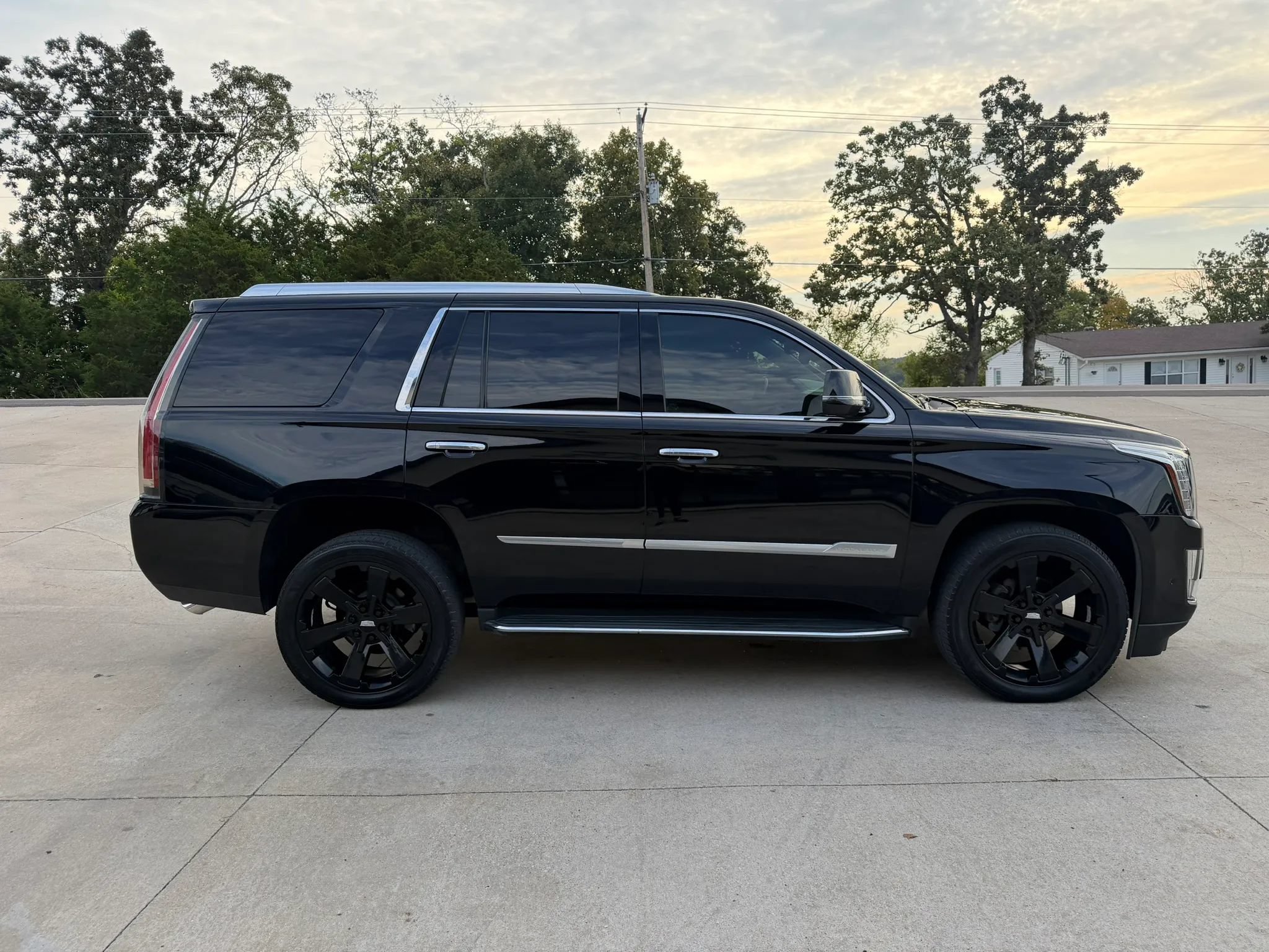 Used 2019 Cadillac Escalade Luxury AWD/4WD image 2