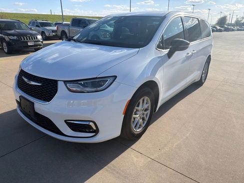 Used 2025 Chrysler Pacifica Select FWD image 7