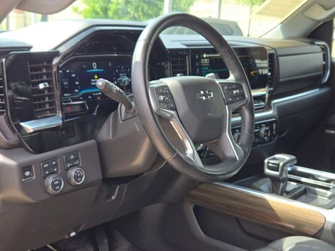 Used 2025 Chevrolet Silverado 1500 LT Trail Boss w/ Convenience Package II AWD/4WD image 10