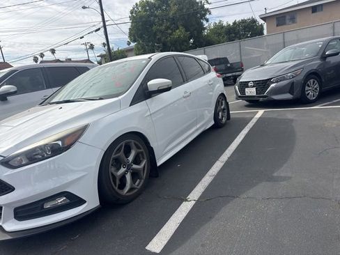 Used 2018 Ford Focus ST w/ Equipment Group 401A FWD image 2