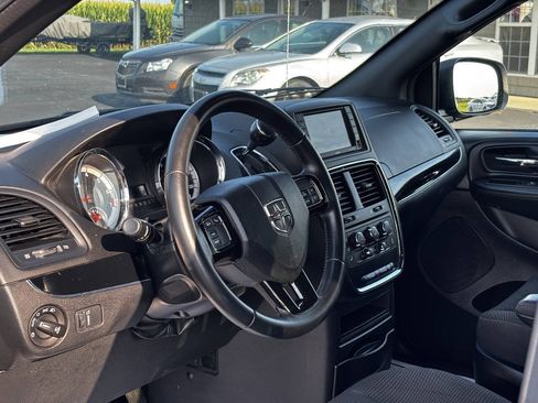 Used 2020 Dodge Grand Caravan SE FWD image 12