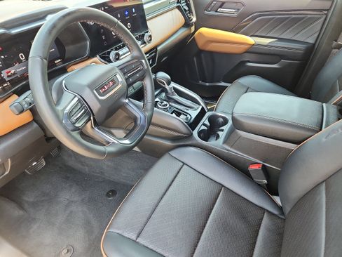 Used 2024 GMC Canyon AT4 w/ AT4 Premium Package AWD/4WD image 9