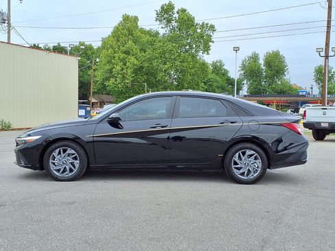 Used 2025 Hyundai Elantra Hybrid FWD image 16