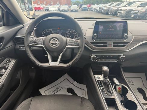 Used 2024 Nissan Altima 2.5 SV FWD image 12