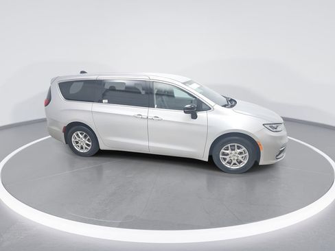 Used 2024 Chrysler Pacifica Touring-L image 8