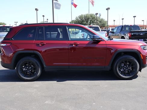 Used 2024 Jeep Grand Cherokee Altitude RWD image 10