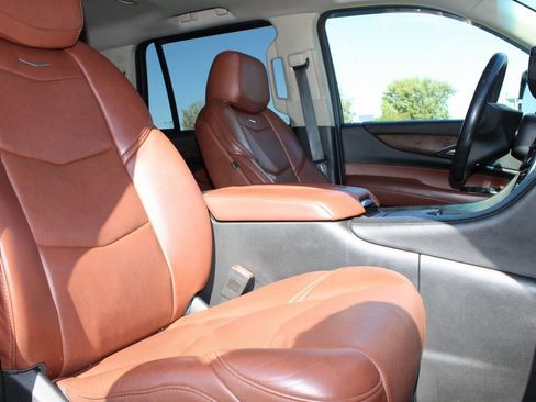 Used 2018 Cadillac Escalade Premium Luxury image 19