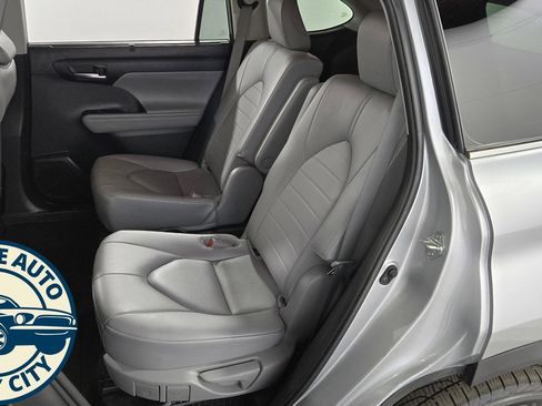 Used 2023 Toyota Highlander XLE AWD/4WD image 27