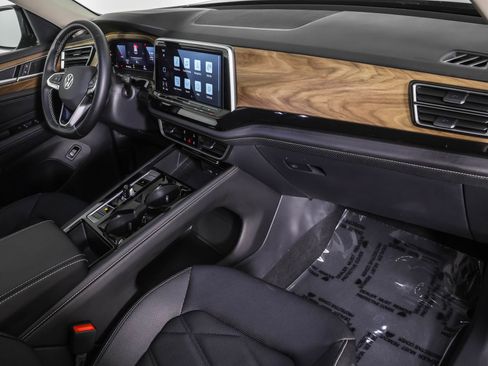 Used 2025 Volkswagen Atlas SE w/ Black Wheel Package image 44