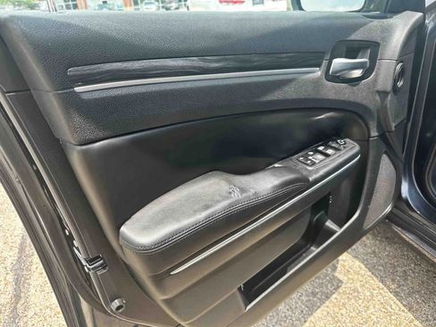 Used 2018 Chrysler 300 Touring w/ Driver Convenience Group image 20
