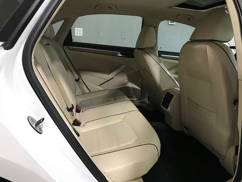 Used 2018 Volkswagen Passat 2.0T SE FWD image 16