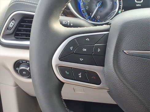 Used 2024 Chrysler Pacifica Limited image 19