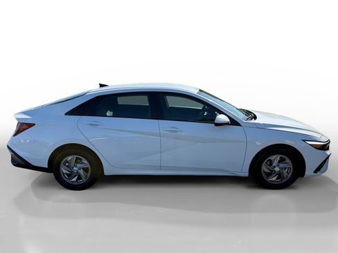 Certified 2025 Hyundai Elantra SE FWD image 6