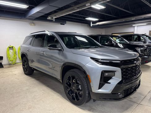 Certified 2025 Chevrolet Traverse RS image 3