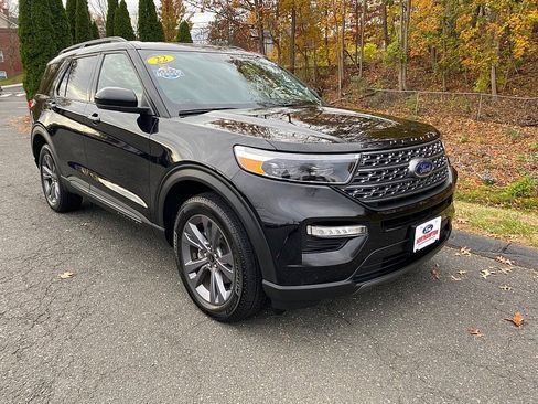 Certified 2022 Ford Explorer XLT w/ Equipment Group 202A image 3