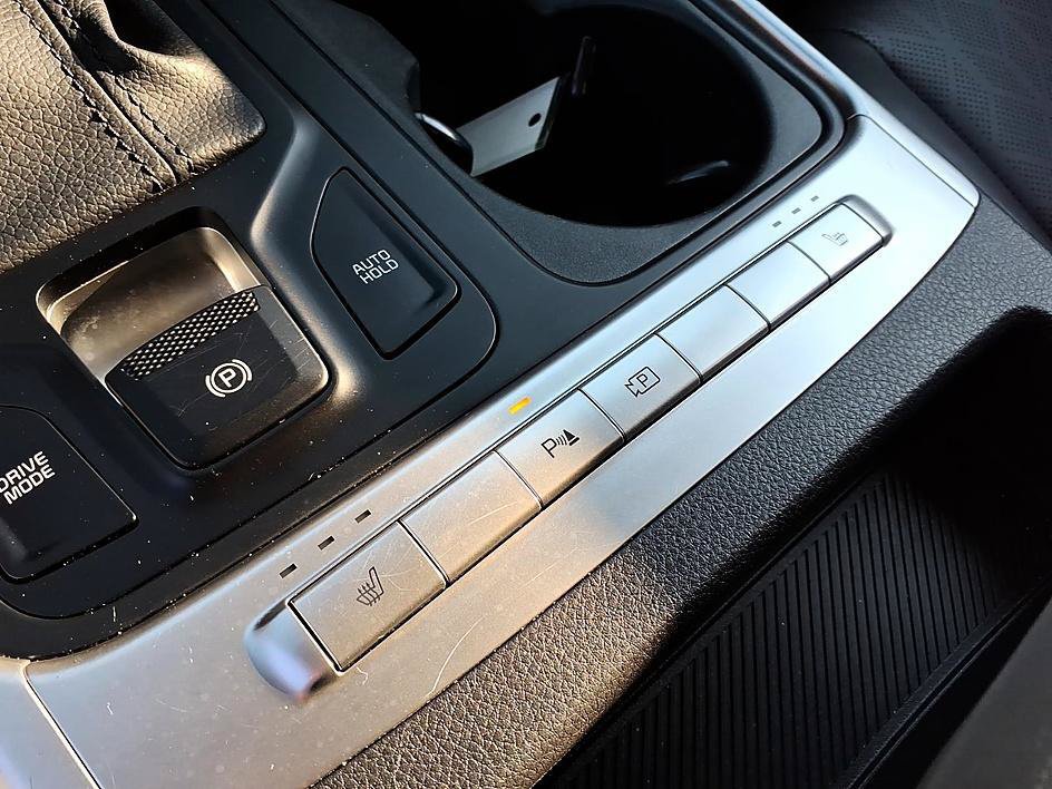 Used 2025 Kia Carnival FWD image 24