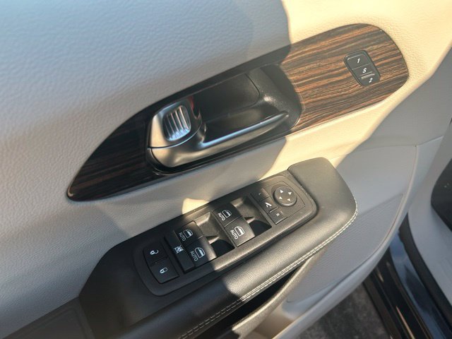 Used 2023 Chrysler Pacifica Limited FWD image 15