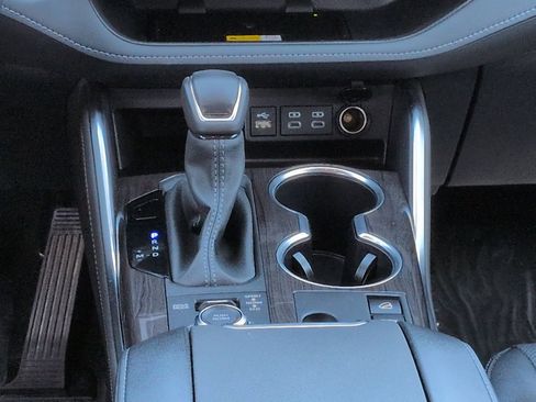 Used 2024 Toyota Highlander Platinum image 19