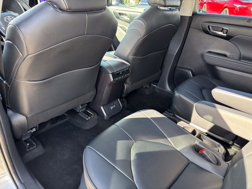 Used 2025 Toyota Highlander XLE AWD/4WD image 46