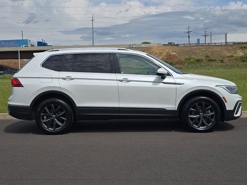 Used 2023 Volkswagen Tiguan SE AWD/4WD image 2