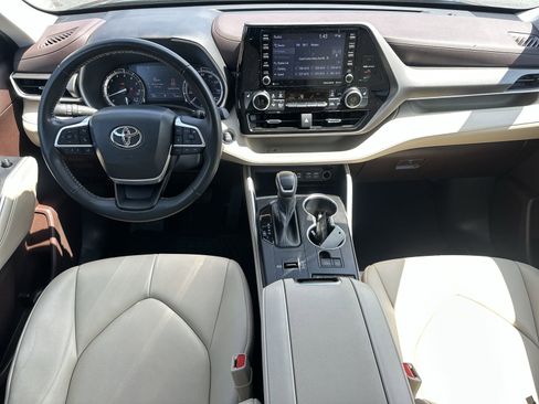 Used 2022 Toyota Highlander XLE FWD image 18