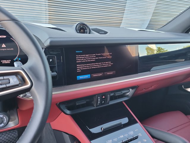 Certified 2025 Porsche Cayenne E-Hybrid AWD/4WD image 31