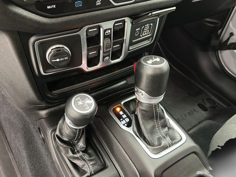 Used 2024 Jeep Wrangler Unlimited AWD/4WD image 23