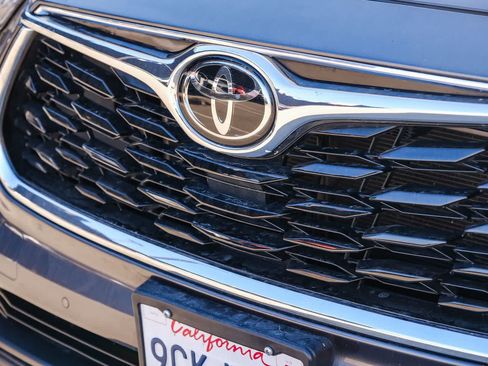 Used 2023 Toyota Highlander Limited FWD image 13